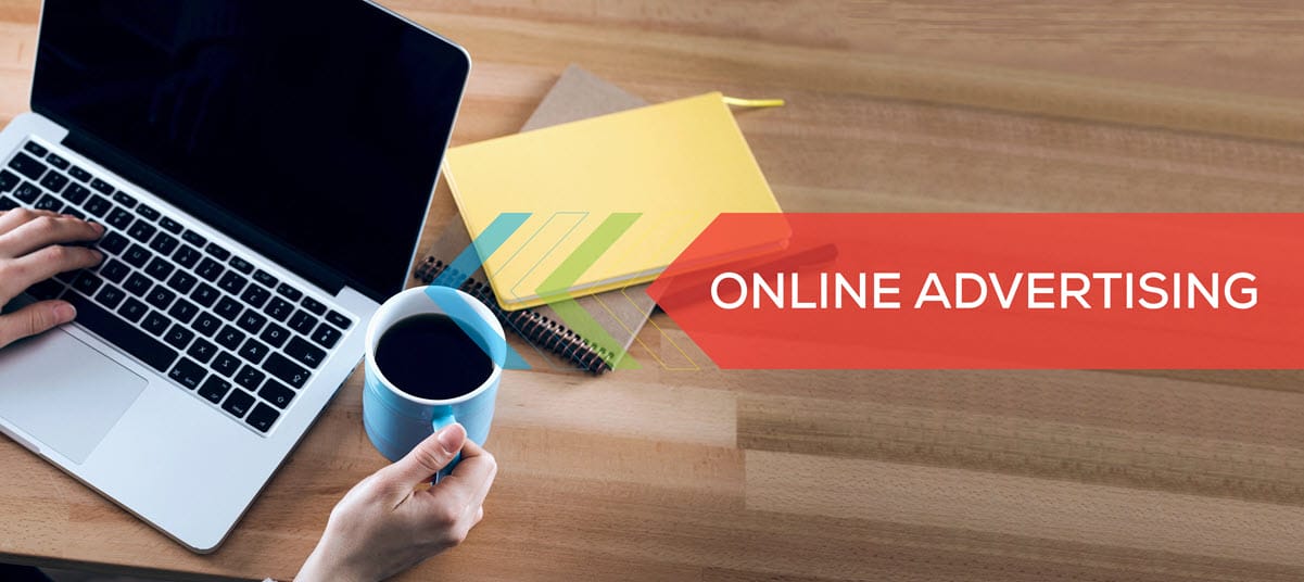 Bing Ads specialist ved sin laptop