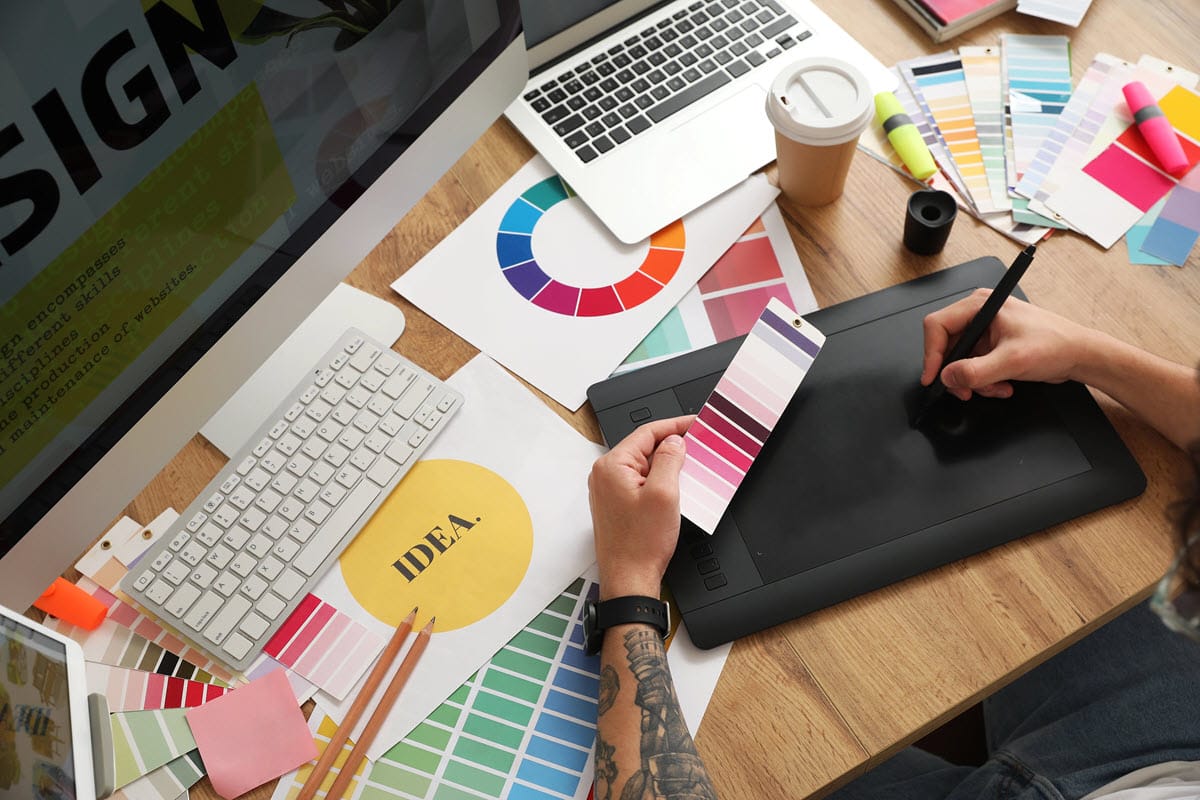 Grafiker der arbejder med logo design