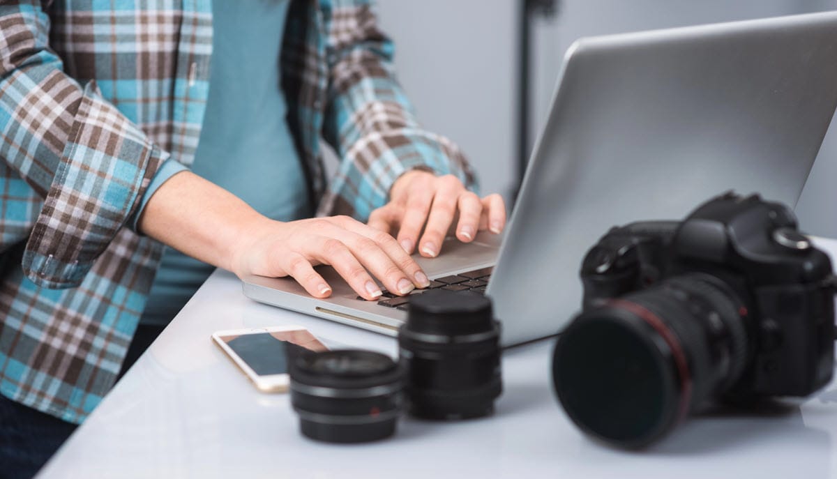 Professionel fotograf der redigerer billeder til hjemmeside