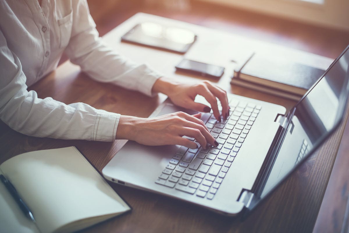 Professionel tekstforfatter der arbejder