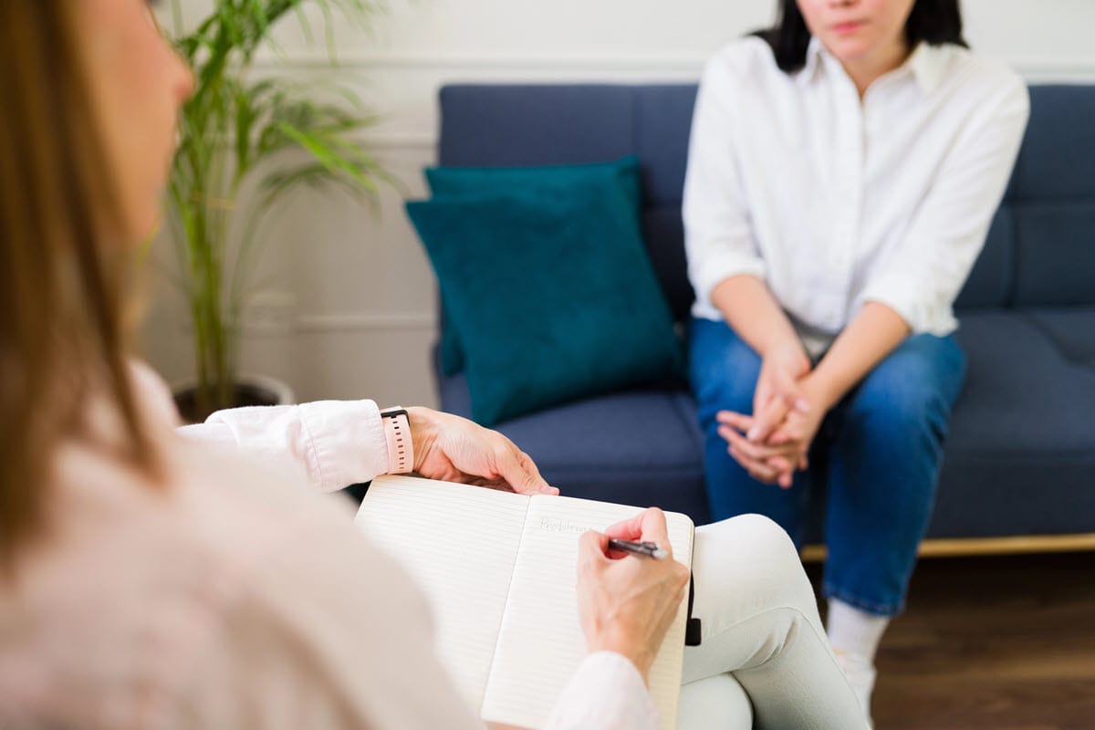 Psykolog der har samtale med klient der har booket via hjemmesiden