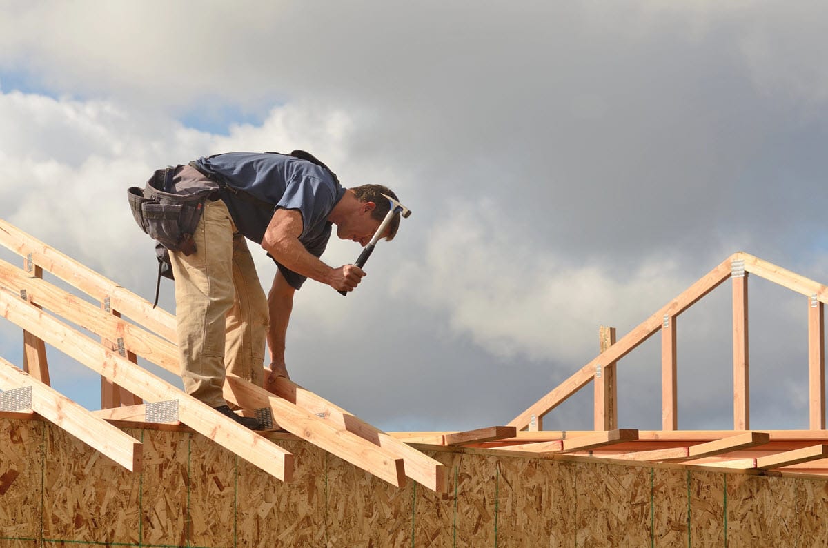 Tømrer der arbejder på en opgave der er kommet via hjemmesiden